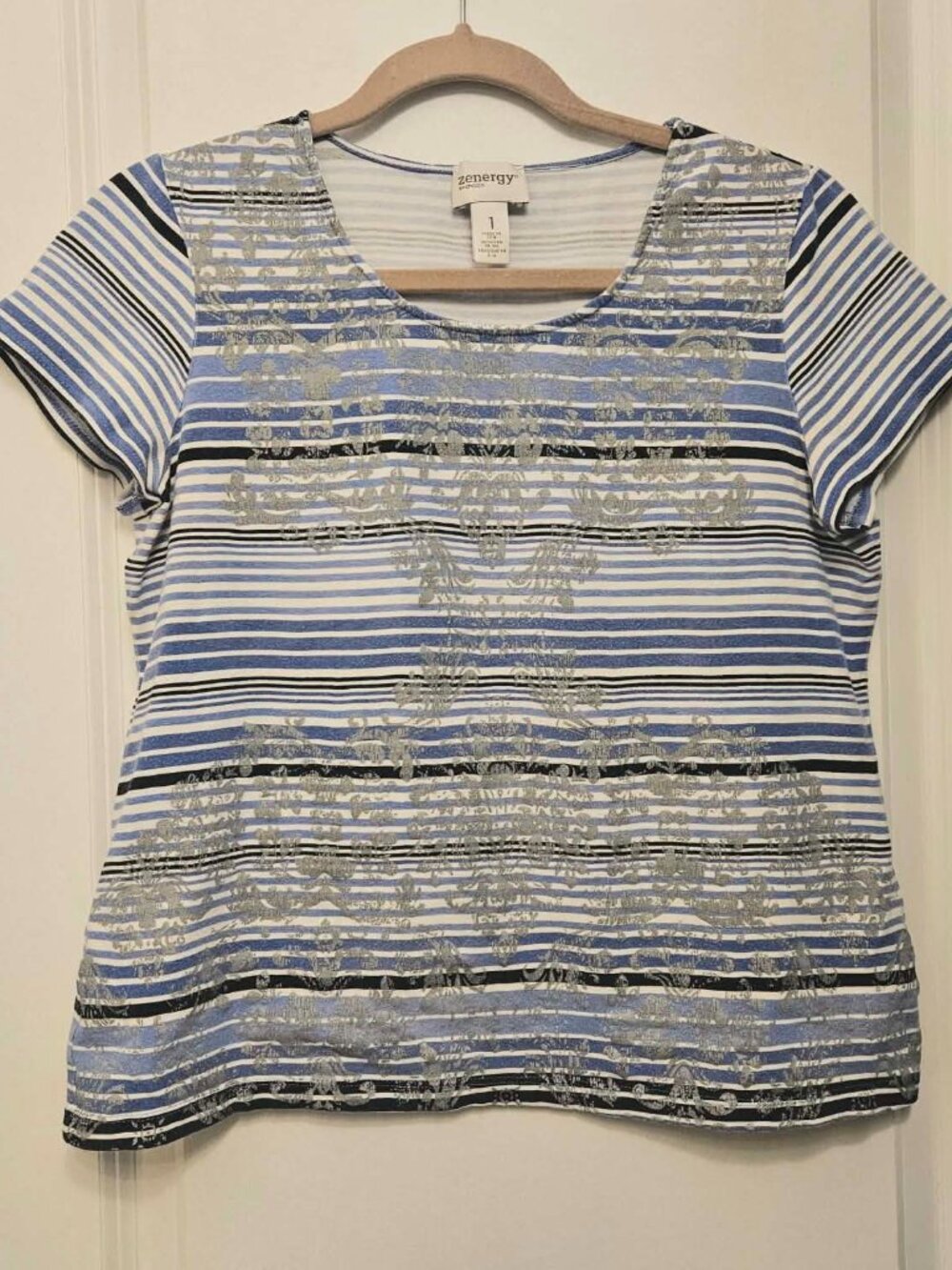 Chico’s Zenergy Size 1/US M (8-10) Blue Stripe Metallic Scroll Tee Top